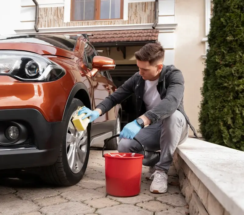 Lavage auto à domicile Fozzano : professionnel intervenant sur un véhicule